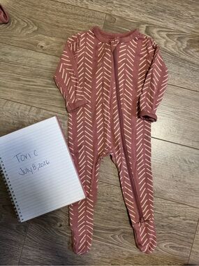 Kyte BABY Dusty Rose Footed Zippered Pajama with Cream Chevron Marks